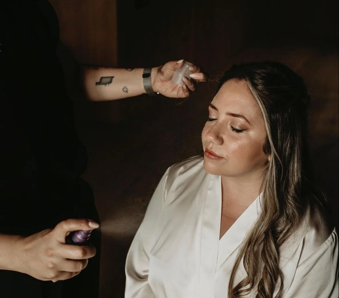 Detalle de maquillaje con piel muy luminosa y destellos de luz